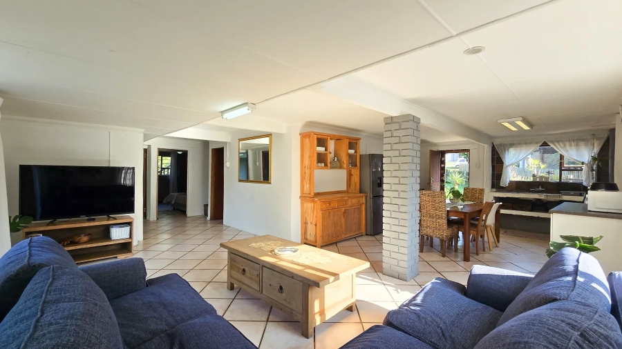 6 Bedroom Property for Sale in Cove Rock Eastern Cape